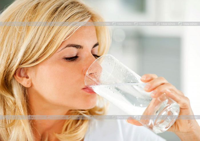 uống đủ nước giúp da bớt khô