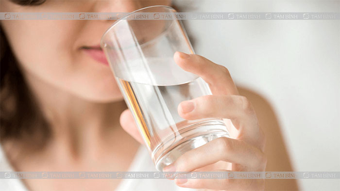 Uống đủ nước giúp người bệnh gout đào thải được axit uric dễ dàng