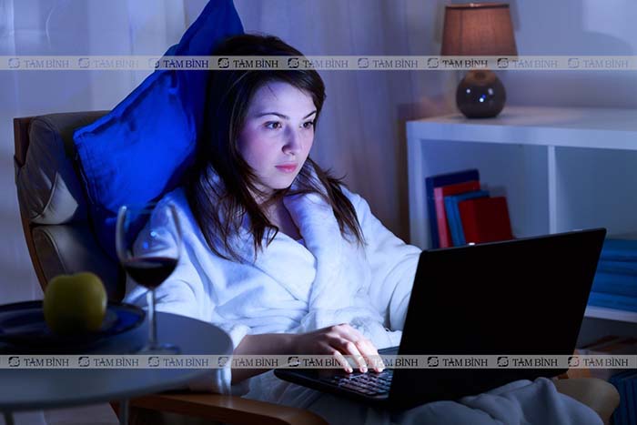 Thức khuya ảnh hưởng đến quá trình trao đổi chất trong đó có axit uric