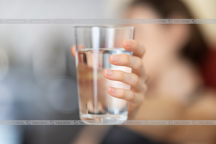 Uống nhiều nước hỗ trợ đào thải axit uric