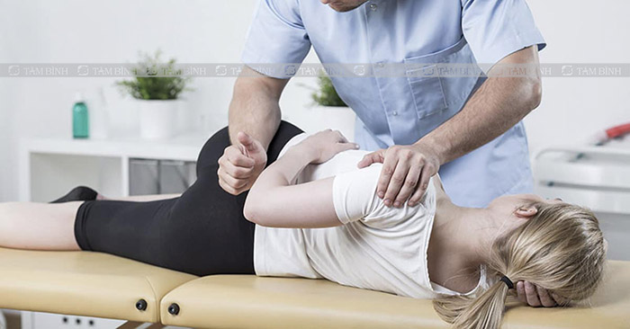 Vật lý trị liệu cũng là phương pháp được đánh giá hiệu quả với những trường hợp đau cột sống lưng