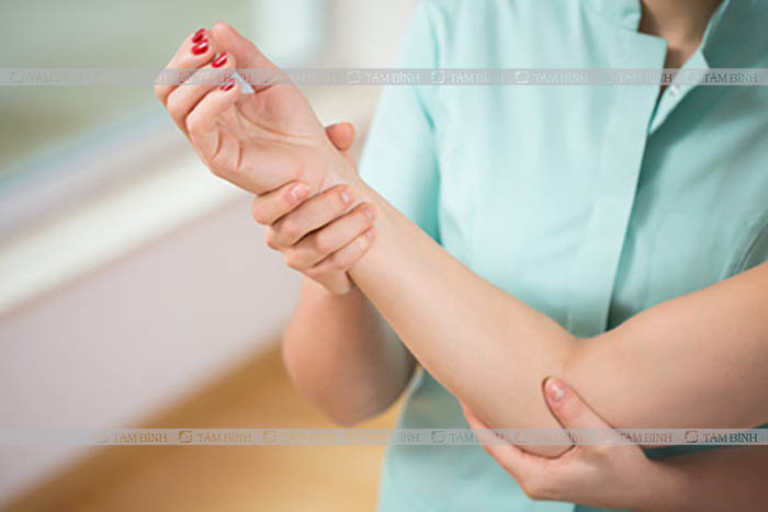 Triệu chứng đau nhức có thể hạn chế khả năng vận động cổ tay