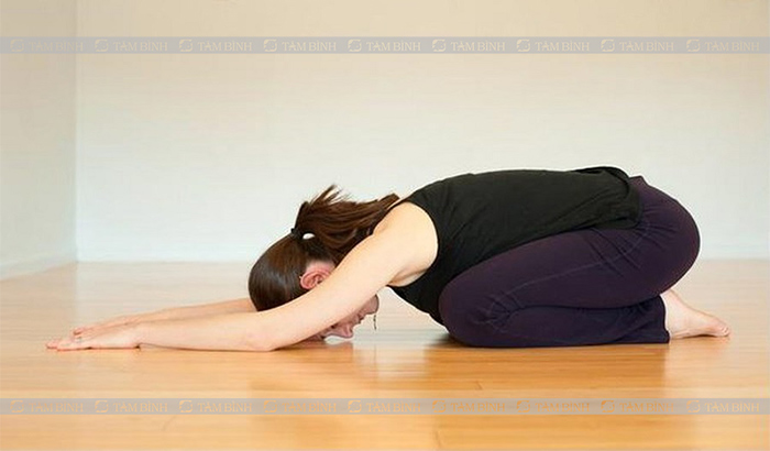 Tư thế em bé là bài tập yoga chữa tê bì chân tay