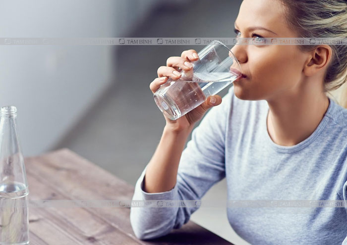 uống đủ nước giúp giảm đánh trống ngực hiệu quả