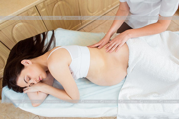 Massage với tinh dầu là liệu pháp hay cải thiện mất ngủ cho bà bầu