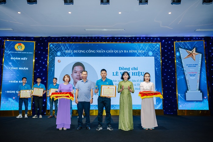 Anh Lê Văn Hiệu nhận bằng khen "Công nhân giỏi" của LĐLĐ quận Ba Đình 2024