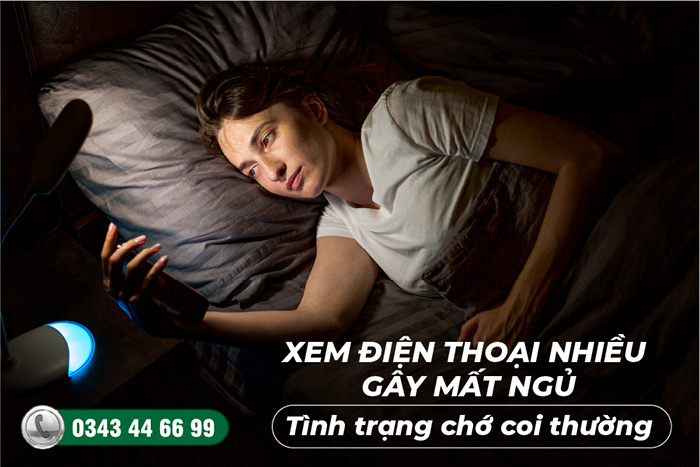 Xem điện thoại nhiều gây mất ngủ - Tình trạng chớ coi thường