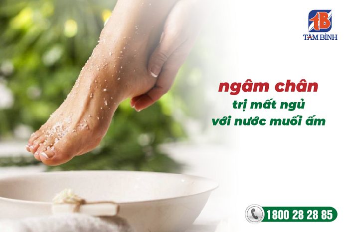 ngâm chân với nước ấm trị mất ngủ