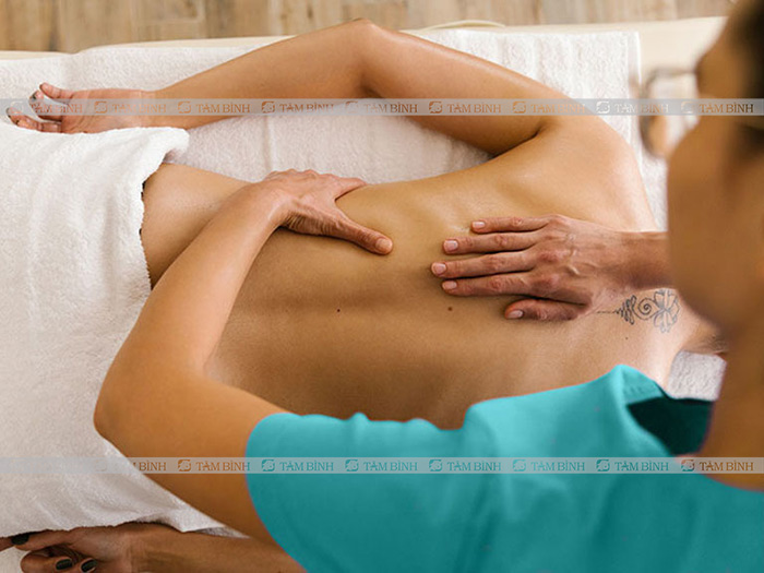 Massage giảm đau lưng