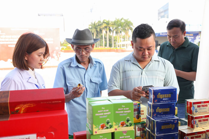 khách hàng tham quan, mua sắm tại gian hàng