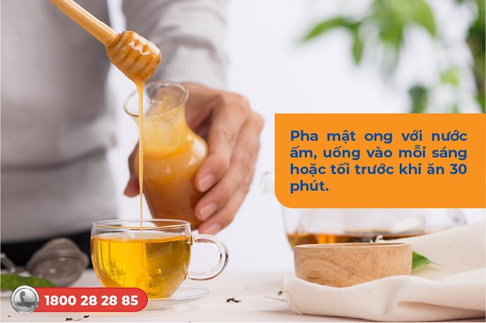 Pha mật ong với nước ấm 