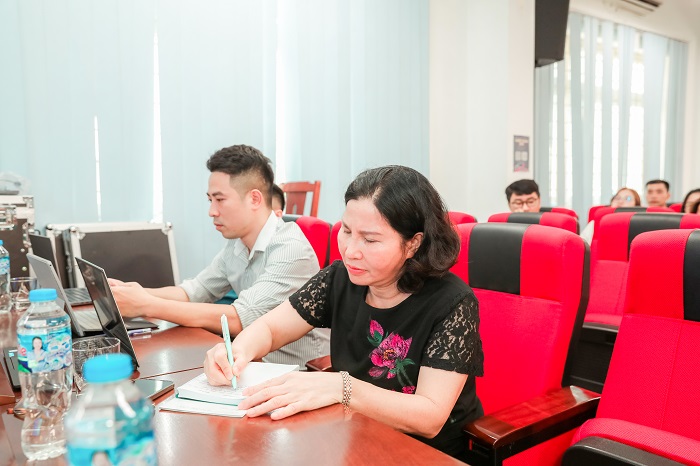 Tổng Giám đốc Lê Thị Bình đồng hành cùng CBNV trong buổi đào tạo "CHẠM & MỞ", thể hiện cam kết của Ban Lãnh đạo trong việc nâng cao năng lực và phát triển nguồn nhân lực.