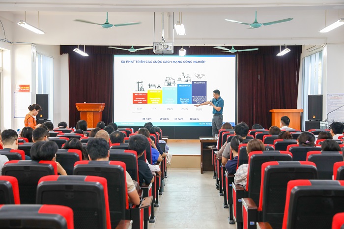 Diễn giả từ Viện Đào tạo và Bồi dưỡng Phát triển Nguồn nhân lực – ITH chia sẻ chuyên đề "Ứng dụng AI và Chuyển đổi số - Nâng cao hiệu suất làm việc".