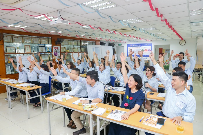 “CHẠM & MỞ” BUỔI 6: “Chạm” tới sức mạnh lãnh đạo, “Mở” ra đội ngũ gắn kết!