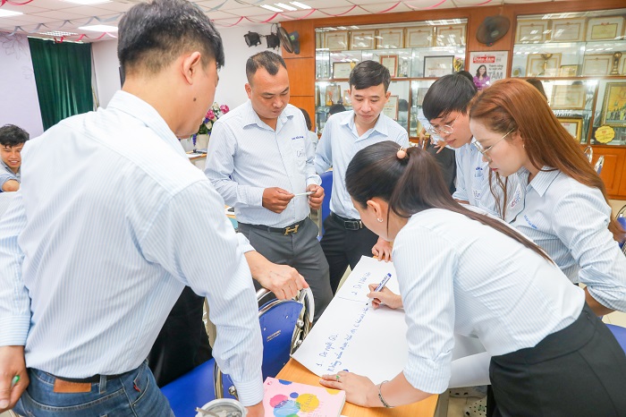 “CHẠM & MỞ” BUỔI 6: “Chạm” tới sức mạnh lãnh đạo, “Mở” ra đội ngũ gắn kết!