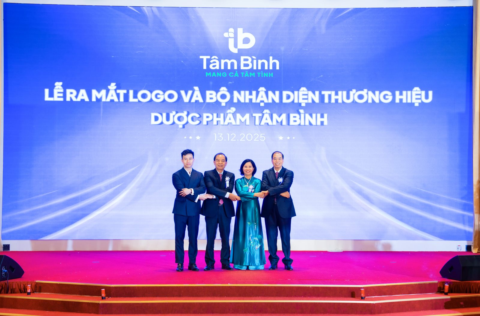 Ban Lãnh đạo đan xen tay vào nhau thể hiện sự gắn kết chặt chẽ, chung mục tiêu, tầm nhìn trong giai đoạn phát triển mới của Dược phẩm Tâm Bình