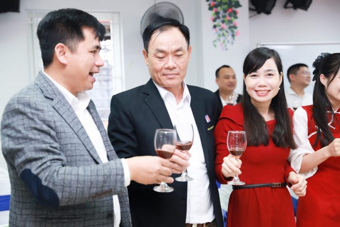 Nâng ly chúc mừng năm mới