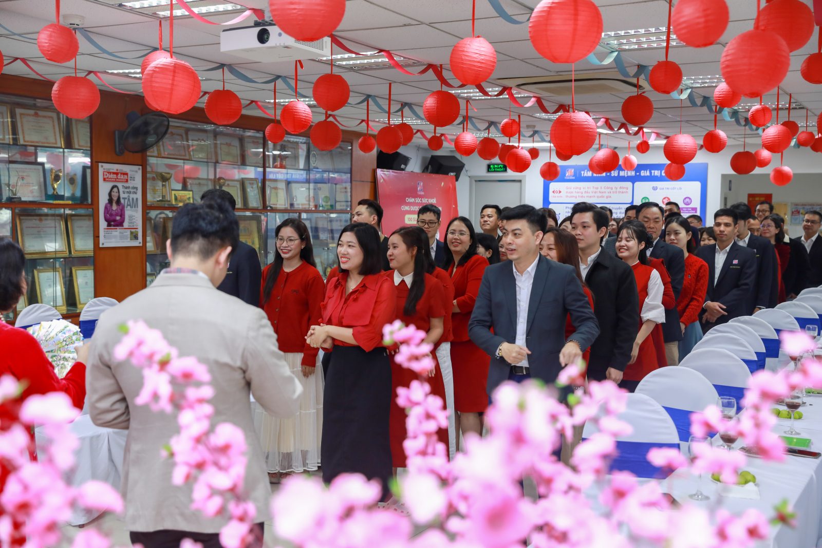 Sắc đỏ rực rỡ Tâm Bình ngày khai xuân