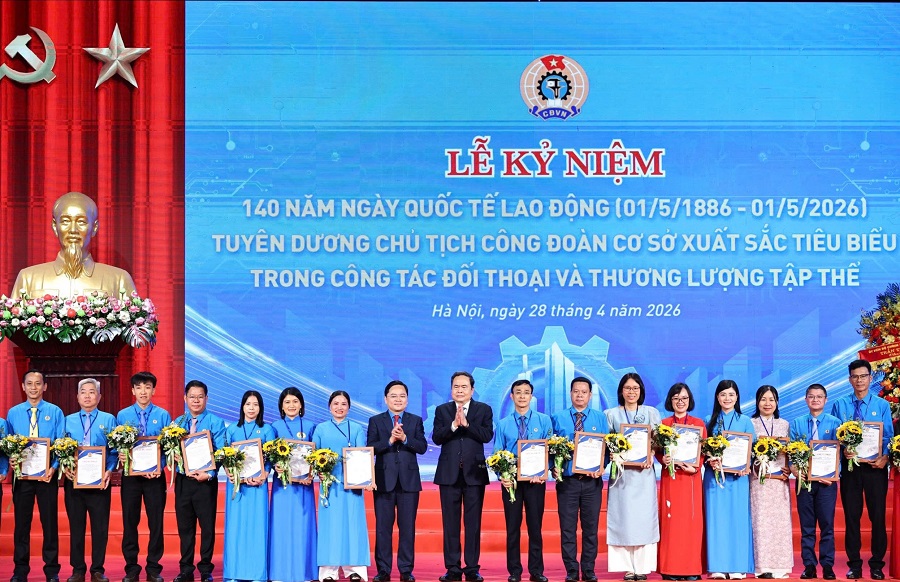 “Thủ lĩnh” Công đoàn Dược phẩm Tâm Bình được vinh danh Chủ tịch Công đoàn xuất sắc toàn quốc “Thủ lĩnh” Công đoàn Dược phẩm Tâm Bình được vinh danh Chủ tịch Công đoàn xuất sắc toàn quốc