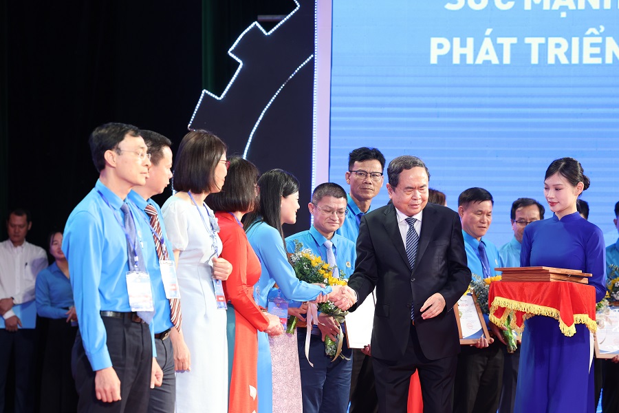 “Thủ lĩnh” Công đoàn Dược phẩm Tâm Bình được vinh danh Chủ tịch Công đoàn xuất sắc toàn quốc “Thủ lĩnh” Công đoàn Dược phẩm Tâm Bình được vinh danh Chủ tịch Công đoàn xuất sắc toàn quốc