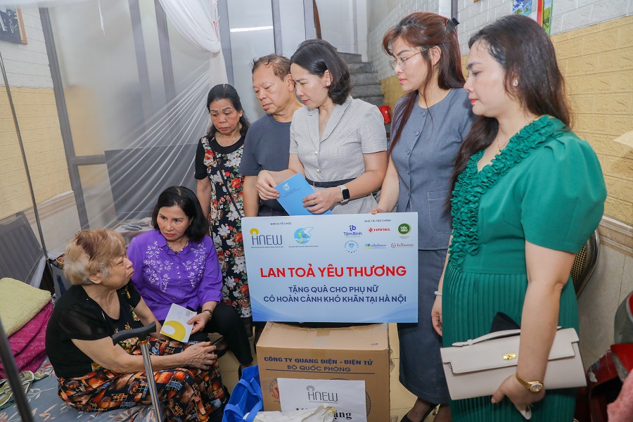 “Lan tỏa yêu thương” tháng 5: Tặng quà cho 10 gia đình phụ nữ khó khăn phường Vĩnh Tuy, Hà Nội “Lan tỏa yêu thương” tháng 5: Tặng quà cho 10 gia đình phụ nữ khó khăn phường Vĩnh Tuy, Hà Nội