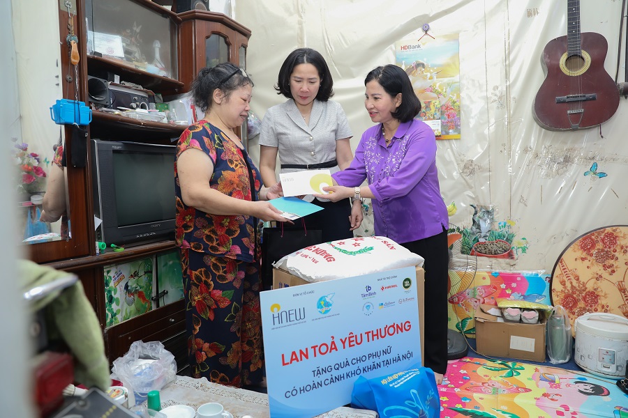“Lan tỏa yêu thương” tháng 5: Tặng quà cho 10 gia đình phụ nữ khó khăn phường Vĩnh Tuy, Hà Nội “Lan tỏa yêu thương” tháng 5: Tặng quà cho 10 gia đình phụ nữ khó khăn phường Vĩnh Tuy, Hà Nội