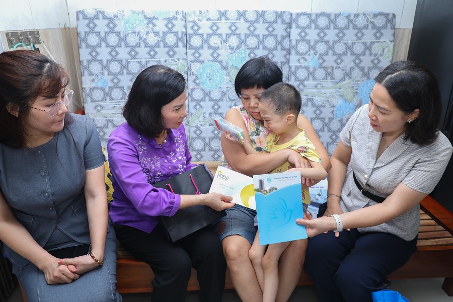 “Lan tỏa yêu thương” tháng 5: Tặng quà cho 10 gia đình phụ nữ khó khăn phường Vĩnh Tuy, Hà Nội “Lan tỏa yêu thương” tháng 5: Tặng quà cho 10 gia đình phụ nữ khó khăn phường Vĩnh Tuy, Hà Nội