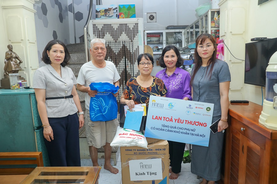 “Lan tỏa yêu thương” tháng 5: Tặng quà cho 10 gia đình phụ nữ khó khăn phường Vĩnh Tuy, Hà Nội “Lan tỏa yêu thương” tháng 5: Tặng quà cho 10 gia đình phụ nữ khó khăn phường Vĩnh Tuy, Hà Nội